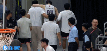 金年会顶防莫兰德时被撞到胸口！薛思佳：王哲林赛后第一时间去医院检查