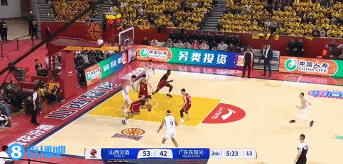 金年会体育🤦‍♂️要被拉开了！凯尔断球长传助刘传兴暴扣&杜锋无奈喊停