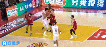 金年会体育🤦‍♂️要被拉开了！凯尔断球长传助刘传兴暴扣&杜锋无奈喊停