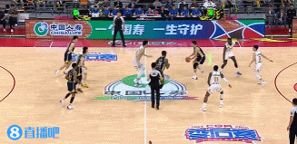 金年会有点紧张？刘传兴跳球后跑错边😂 莫兰德顺下轻松上空篮！